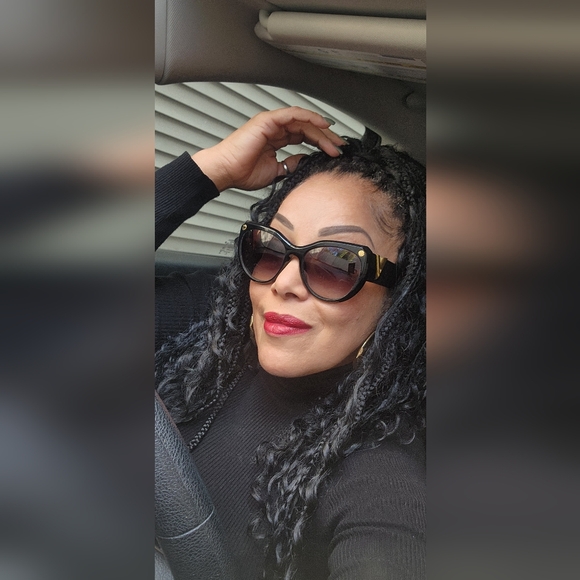 Meet your Posher, Mercedes - Picture 1 of 7